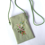 花束の刺繍のスマホショルダー