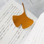 植物を育てるように経年変化する革★舞い降りた銀杏の葉の本革ブックマーカー　栃木レザー