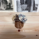刺繍糸で編んだ小花束の二輪刺し(gy/wh br/be mixed 🫙bronze basket )