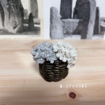 刺繍糸で編んだ小花束の二輪刺し(l.grey / white 🫙bk bronze)