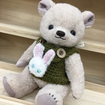 ハンドメイド　ウサギ🐰ベストを着たテディベア風ベージュクマ🧸さんぬいぐるみ　