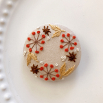 刺繍くるみボタン（ヘアゴム/ブローチ）