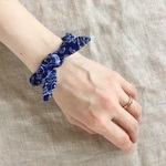 うさ耳シュシュ（バンダナ柄ネイビー）