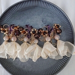 ホワイトシフォン×じゃらじゃらビーズのピアス ／イヤリング