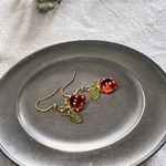 524.ミニ苺（レッド）とリーフのシンプルピアス