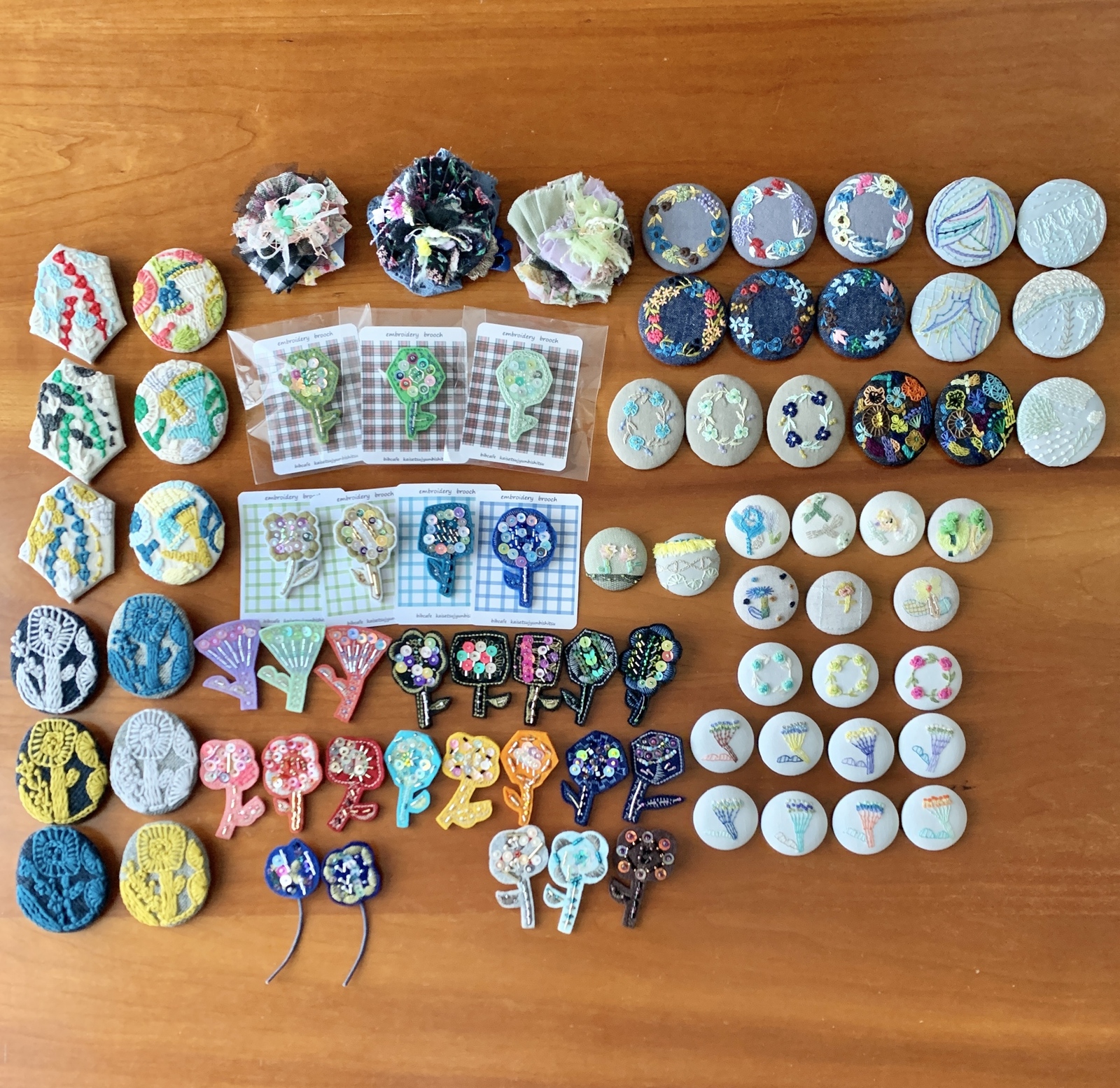 フェルト刺繍ブローチ - bibcafe kaisetsu-jyunbishitsu | minne byGMO