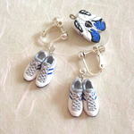 スポーツシューズ✴︎スニーカー（青ライン）【イヤリングorピアス】