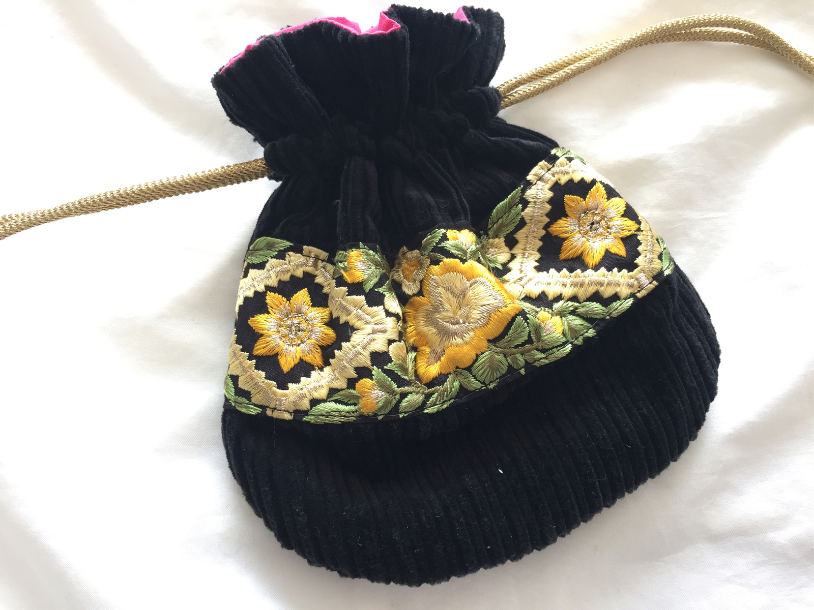 «519»◤完売◢     まんまる巾着ポーチ⸜ ෆ ⸝‍インド刺繍リボン インド刺繍 リボン まんまる 巾着ポーチ 巾着 巾着袋 ポーチ