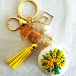 ミモザの花束刺繍のマカロンポーチキーホルダー