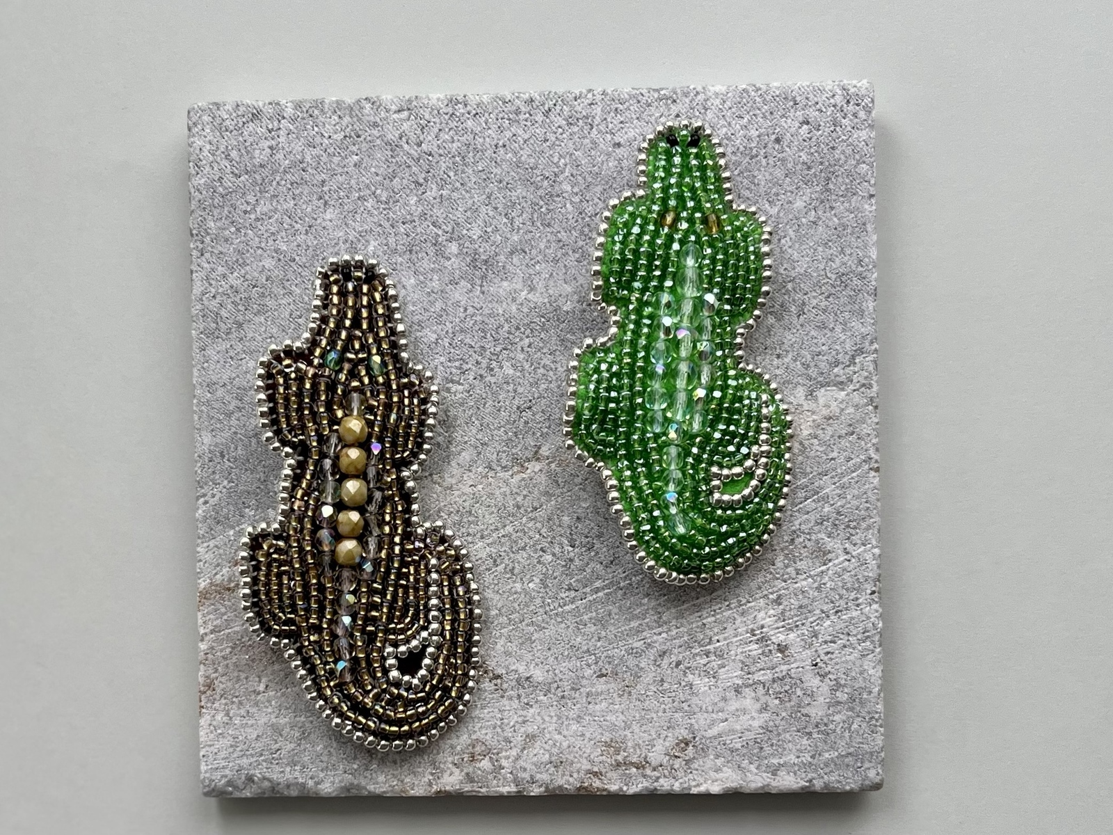 140 ブローチシリーズ　キラキラワニちゃん　ハンドメイド　ピアスorイヤリング 140 ブローチシリーズキラキラワニちゃんハンドメイドピアスor