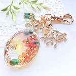 懐中時計と水辺の花キーホルダー(金木犀)