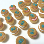 (バニラ)小さなカップケーキ。SJクッキーのせ。