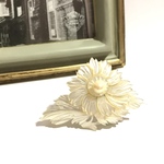 VINTAGE accessory  フラワー彫り立体　ブローチ　花　花束　コスチュームジュエリー　ヴィンテージ  アンティーク  90年代　プレゼント　ギフト　ネックレス　結婚式　　ニット　