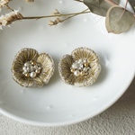 《一点もの》お花の立体刺繍ピアス / イヤリング［アンティークゴールド］