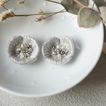 《一点もの》お花の立体刺繍ピアス / イヤリング［シルバー］