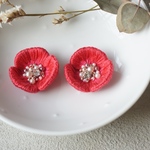 《一点もの》お花の立体刺繍ピアス / イヤリング［ショッキングピンク］