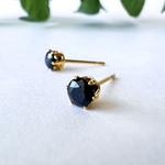 ブラックサファイア×ゴールド　シンプル立爪ピアス　金属アレルギー対応