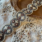 [カーキ] 2枚目左側の色です　インド刺繍リボン　花　インド刺繍　スパンコール　刺繍リボン　リボン　りぼん　※10月8日よりゆうパケットにて発送となります。