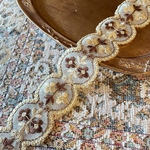 [ホワイトベージュ] 4枚目真ん中の色です　インド刺繍リボン　花　インド刺繍　スパンコール　刺繍リボン　リボン　りぼん　※10月8日よりゆうパケットにて発送となります。