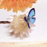 ほんのりピンクのお花と蝶々のヘアピン