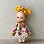プチブライスサイズ　辛子色と花柄のワンピース