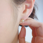 小さな５弁花ピアス