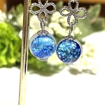 ブルーが綺麗なホタルガラスのピアス／イヤリング 蓄光タイプです