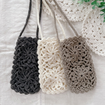 ほっこり花モチーフつなぎのスマホショルダー　