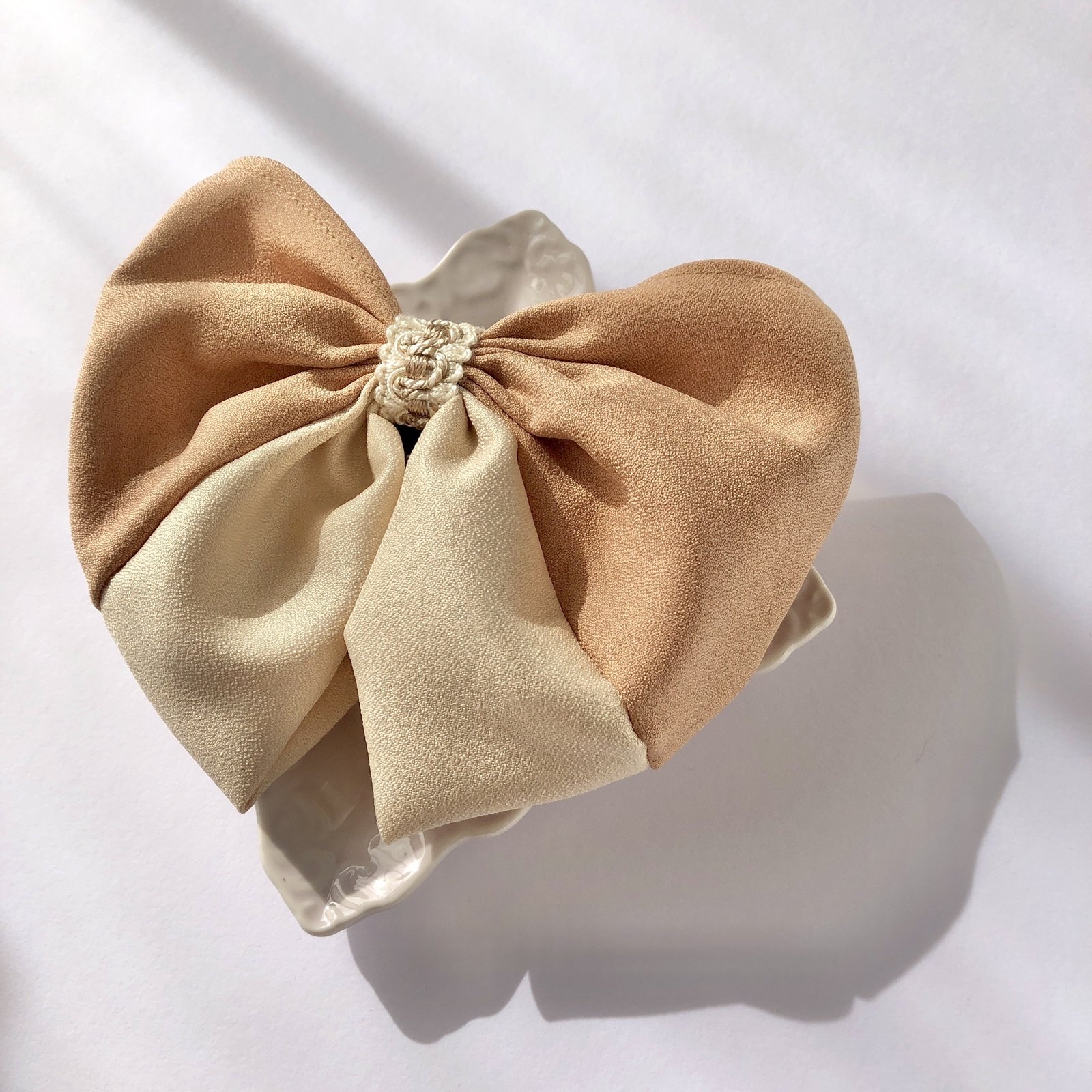 再販】カプチーノカラーのネット付きリボンバレッタ シニヨンバレッタ