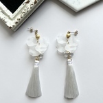 NEW【新作】花びらとタッセルのホワイトロング揺れピアス　ピアス　イヤリング　ドロップ　ロング　カラー　推しカラー　タッセル　花びら　花　ホワイト　白