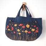 【SALE】momen-t 　ひなげし柄　ブルー系　　横長ぷっくりBAG　マチ　前ポケット  ♪　綿麻　紺