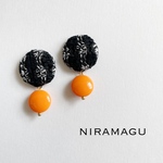 ウールカボションとオレンジビーズのレトロピアス