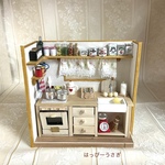 ミニチュア　かわいいカーテンが付いたキッチンI型キッチン