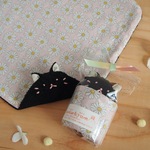 ネーム入れ、名入れ可♪黒ねこちゃん 大判タオルハンカチ（黒タオル×マーガレット柄ガーゼ）