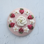 ｟受注制作｠【いちごミルクのケーキ】刺繍 ブローチ／ポニーフック