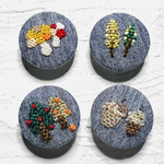 【SALE】モザイクダーニング刺繍　くるみボタン　マグネット4個セット
