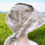 ブルーグレーの格子柄帽子／つば付きリバーシブルの医療用ハット　日除け帽子　ガーデニング用