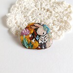 刺繍ブローチ　丸く寝るウサギとキツネ