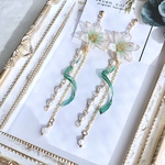 華やかに揺れる白ユリ(グリーン)(ピアス,イヤリング)(ディップアート)