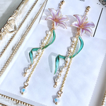 華やかに揺れる白ユリ(パープル)(ピアス,イヤリング)(ディップアート)