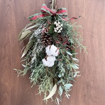 ユーカリのクリスマススワッグ (コットンフラワー)