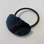 ミナペルホネン　ヘアゴム　handmade pendant ブラック