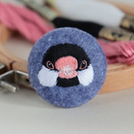 コロンと並文鳥の刺繍ブローチ