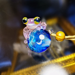 淡いピンクのカエルとオーロラと月の宇宙ペンダント　20221025-1