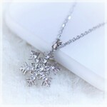 雪の結晶ペンダント　スワロフスキー製　透明クリア　ラインストーン使用　スノーフレークネックレス