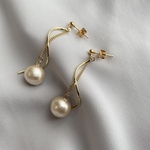 ウェーブ×大きめコットンパール　チタンポスト/サージカルステンレス/イヤリング　変更可