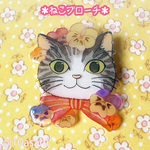 お花とリボンの ねこブローチ （サバトラ白）