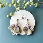 立体刺繍の花びらゆらゆらピアス（イヤリング）