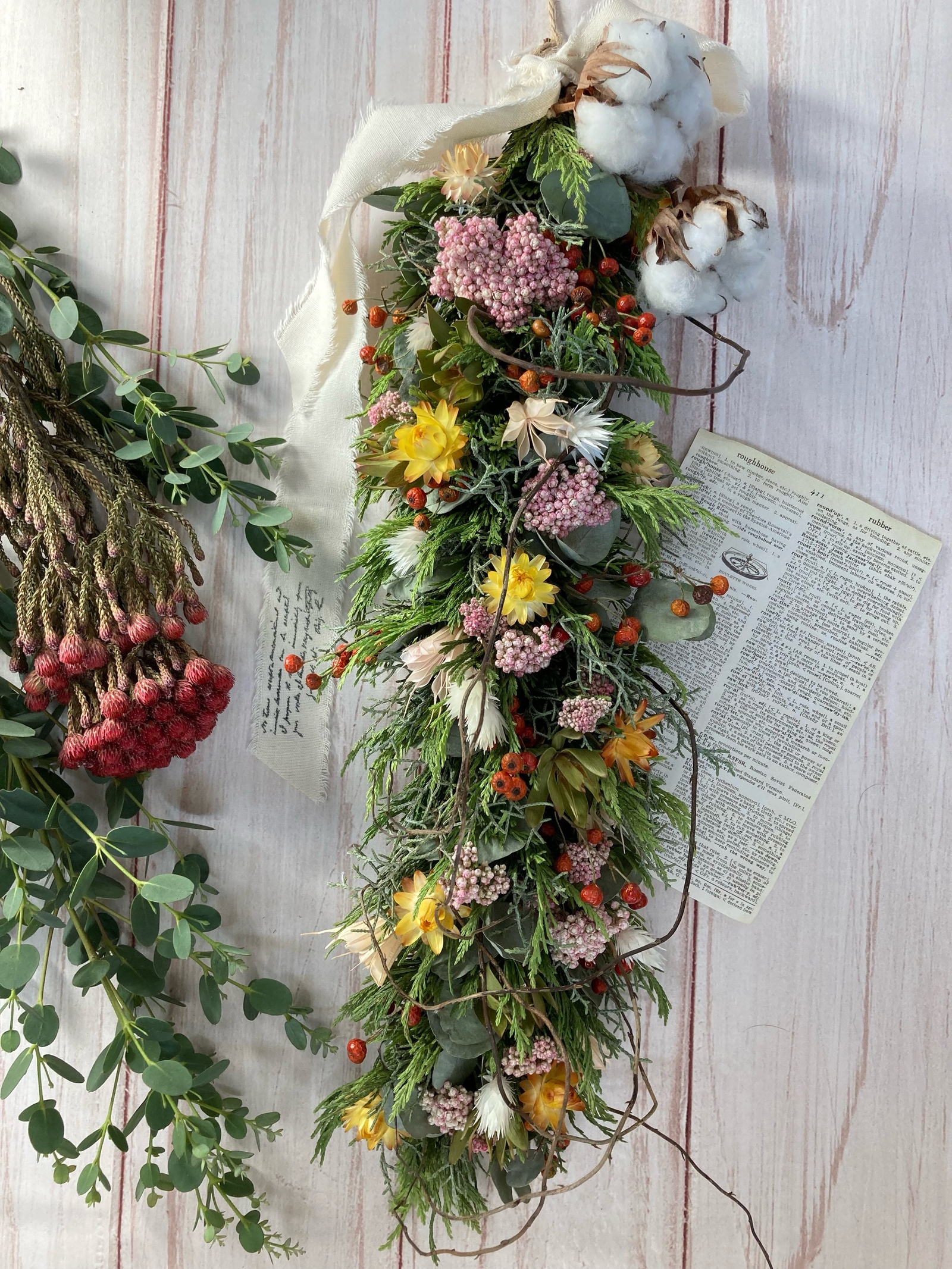 野バラの実と山帰来のオーバールリースドライフラワー