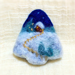 「聖なる夜 No.3」羊毛フェルトと刺繍のブローチ  クリスマス